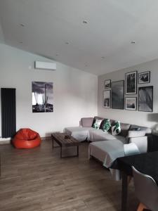 a living room with a couch and a table at Mi lugar favorito in Torrejón del Rey +59 photos