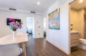 a room with a table and a vase of flowers at San Jose 2 baños in Cádiz +33 photos