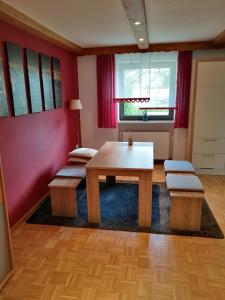 - un salon avec une table et deux bancs dans l'établissement Ferienwohnung Neuhaus, à Nittenau 7 autres photos