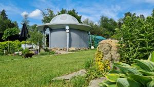 un jardín con un observatorio en el césped en Chata w Rabce - Bajkowa Osada, en Rabka