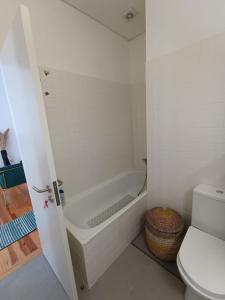 ポルトにあるAppartement Pont Luizのバスタブとトイレ付きのバスルーム +33枚の写真