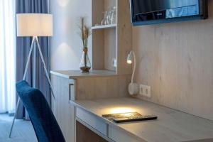 A kitchen or kitchenette at Hotel Landhaus Steinfeld