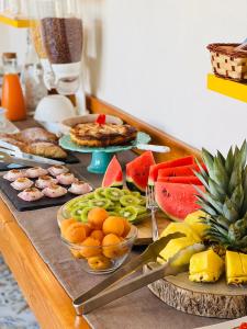 einen Tisch mit verschiedenen Obst- und Gemüsesorten darauf in der Unterkunft Regina Elena Rooms in Avola