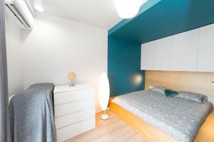 Posteľ alebo postele v izbe v ubytovaní Main Trainstation one bedroom AC p4you pl