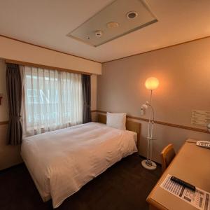 una camera d'albergo con letto e scrivania di Toyoko Inn Busan Station No.1 a Busan
