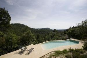 a swimming pool with a view of the mountains at Consolación in Monroyo