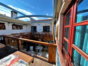 Ein Balkon oder eine Terrasse in der Unterkunft KEYİFTE Alaçatı