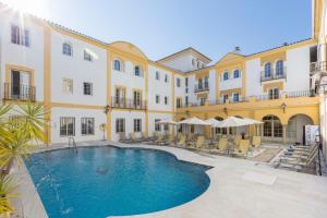 科爾多瓦的住宿－Hotel Macià Alfaros，一座建筑的庭院里的一个游泳池