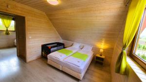 sypialnia z łóżkiem w drewnianym pokoju w obiekcie Kolorowe Domki w Gąskach