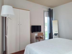 A television and/or entertainment centre at Dimore della Fausa