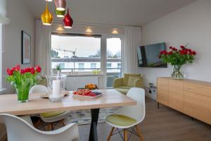 cocina y comedor con mesa y sillas en Schneckenhüs en Westerland