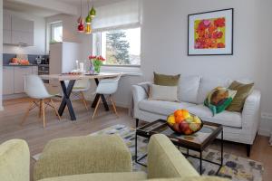 uma sala de estar com um sofá e uma mesa em Schneckenhüs em Westerland