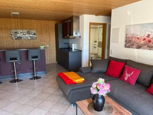 a living room with a couch and a kitchen at Schöner Ausblick in Bad Kohlgrub