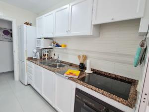 Kuchnia lub aneks kuchenny w obiekcie AVANOA - Esmeralda Calpe