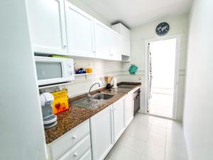 Kuchnia lub aneks kuchenny w obiekcie AVANOA - Esmeralda Calpe