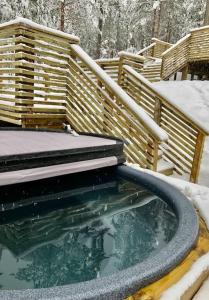 a hot tub with snow on top of it at Tretoppen - Ny moderne hytte, Unike Finnskogen in Torsby