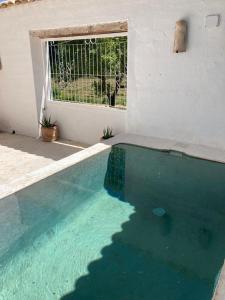 Bazén v ubytování LosGuachos_ casa rural nebo v jeho okolí