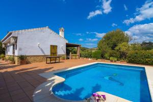 Basen w obiekcie Magic cotagge 5 minutes from Nerja and Frigiliana lub w pobliżu