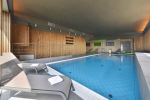 Bazén v ubytování Chateau Loucen Garden Retreat nebo v jeho okolí