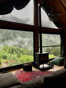 a room with a window with a view of a mountain at Ayder Dağ Evi in Ayder Yaylasi