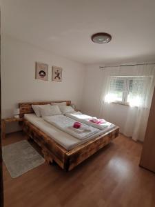 ein Schlafzimmer mit einem großen Holzbett in einem Zimmer in der Unterkunft Vila Bella in Plitvička Jezera