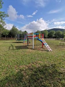 - une aire de jeux avec toboggan dans un parc dans l'établissement Vila Bella, aux lacs de Plitvice