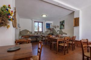 a dining room with wooden tables and chairs at Casale I Cascetti in Piancastagnaio