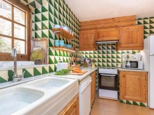 Kuchyňa alebo kuchynka v ubytovaní Preciosa casa rural en el centro de Peratallada