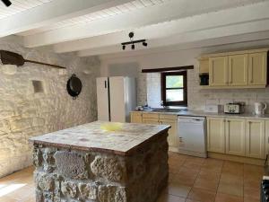 A kitchen or kitchenette at Mas Planella Casa Rural
