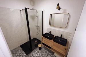 Bathroom sa Aux MARCHES DU PALAIS - AC CLIM - SPACIEUX - TERRASSE - WIFI
