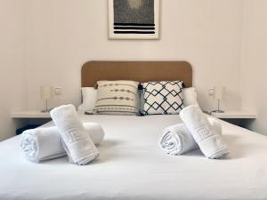 Un pat sau paturi într-o cameră la Charming Plaza de España II