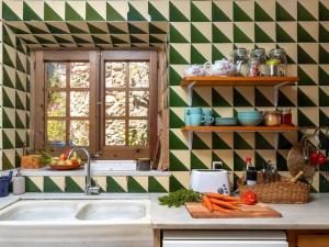 Kuchyňa alebo kuchynka v ubytovaní Preciosa casa rural en el centro de Peratallada
