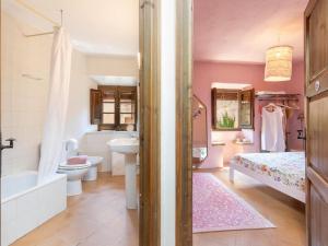 a bathroom with a sink and a toilet and a tub at Preciosa casa rural en el centro de Peratallada in Peratallada