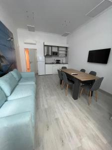 uma sala de estar com um sofá e uma mesa em Seaman's house em Burgas