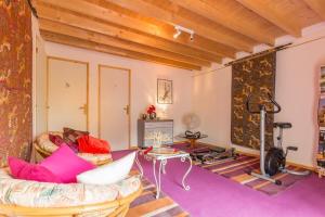 Saint-Andelain的住宿－La Belle des Champs，客厅配有沙发和桌子
