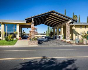 un edificio con toldo a un lado de una carretera en Quality Inn & Suites Cameron Park Shingle Springs en Cameron Park