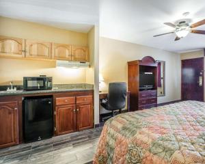 Dapur atau dapur kecil di Quality Inn & Suites Cameron Park Shingle Springs