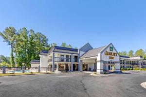 un edificio con un letrero de una posada universitaria delante de él en Quality Inn Walterboro en Walterboro