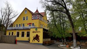 a yellow building with a sign in front of it at Wunderschöne Wohnungen im Zentrum von Herzogenaurach in Herzogenaurach