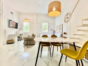 a dining room and living room with a table and chairs at Charming Madrid Studio - Largas Estancias in Madrid
