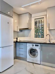 a kitchen with a washer and dryer at Charming Madrid Studio - Largas Estancias in Madrid