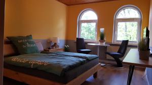 a bedroom with a bed and two windows at Wunderschöne Wohnungen im Zentrum von Herzogenaurach in Herzogenaurach
