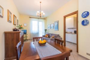 kuchnia i jadalnia ze stołem w obiekcie Frejus Classic Apartment by Wonderful Italy w Turynie