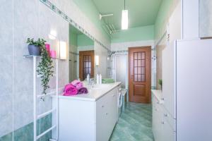 łazienka z różowym ręcznikiem na blacie w obiekcie Frejus Classic Apartment by Wonderful Italy w Turynie +7 zdjęć