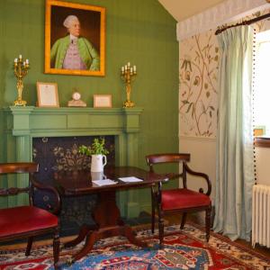una habitación con mesa y sillas y un retrato de un hombre en Buittle Castle Exclusive Use- Stay in your own Castle! en Castle Douglas