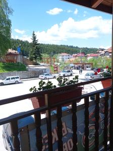 einen Balkon mit Blick auf einen Parkplatz in der Unterkunft Къща за гости-Ганеви in Zmeitsa