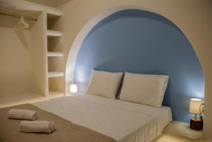 a bedroom with a bed with an arch above it at Aelia Mare Apartments Nr4 in Istérnia