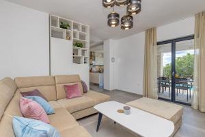 salon z kanapą i stołem w obiekcie Villa Istria Vabriga w mieście Vabriga