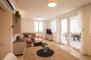 a living room with a couch and a table at Apartment CasArosa in Bol