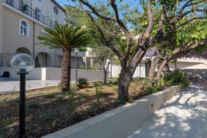 una calle con árboles y una luz de la calle junto a un edificio en Villa Maria Cristina d'Amico, en Cava deʼ Tirreni